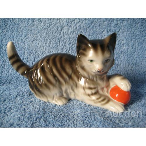 Фарфор Кіт Котик з мячем НДР (ГДР) Німеччина 1970-1980 Висота-9см. Довжина-17см. Оригінал