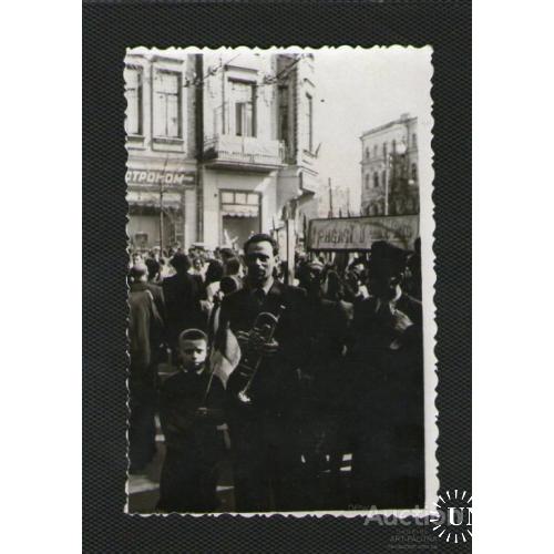 Фото Демонстрация трудящихся 1950-1960 Хай живе 1 Травня! Размер:12,5х8,4см. Оригинал