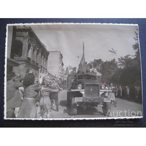 Фото Красная армия Встреча освободителей Европа ВОВ 1945 год Авто Размер:12,5х17,7см. Оригинал