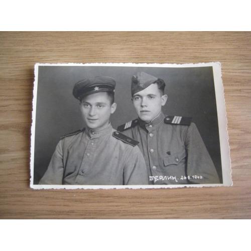 Фото Радянські військові Уніформа Погони Пілотка Фуражка 1946 Берлін Німеччина 8,6х13см. Оригінал
