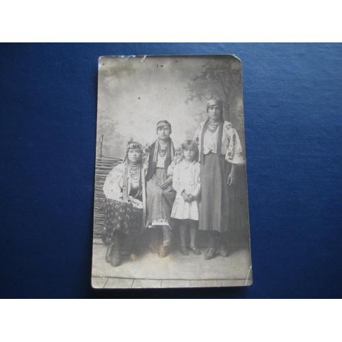 Фото Українські дівчата Український національний одяг Вишиванка 1920рр. Розмір:8,7х13,6см. Оригінал