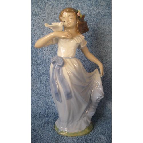 Фарфор Статуетка Дівчинка з голубом Іспанія Porcelain Tengra Spain h-27см. Оригінал