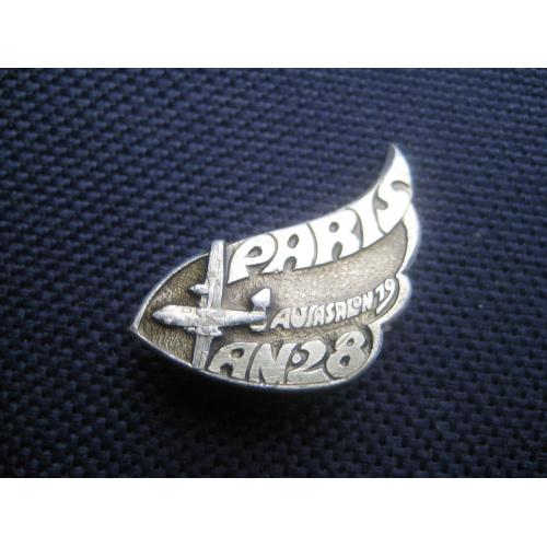 Значок Літак Ан-28 Антонов Париж Авіасалон 1979 Клеймо-САЗ Розмір:19х23мм. Легк. мет. Оригінал