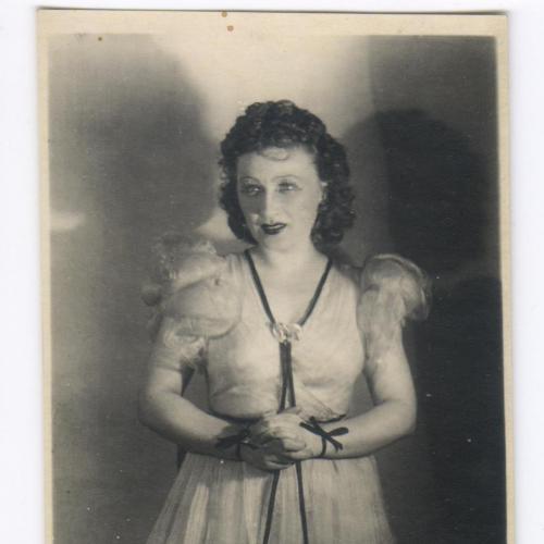 Артистка Лидия Смирнова в спектакле "Дети солнца" ок.1940 г.