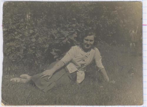 Фото. Девушка на природе. 1930-е. РДЧ
