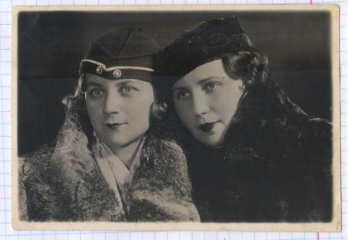 Фото. Девушки в шубках. 1930-е. РДЧ