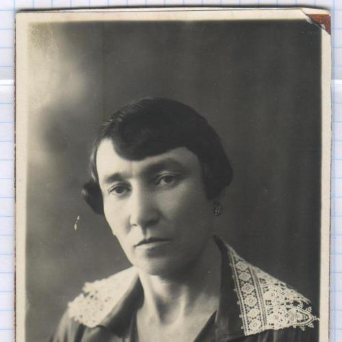 Фото. Портрет женщины. Наклеен на открытку АХР. 1930-е. РДЧ