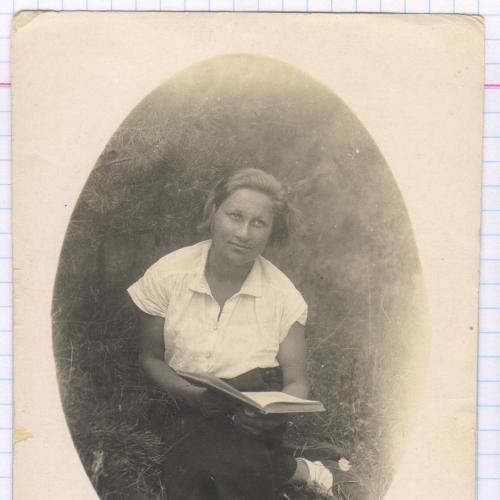 Фото. Портрет. Девушка с книгой на природе. 1934. РДЧ
