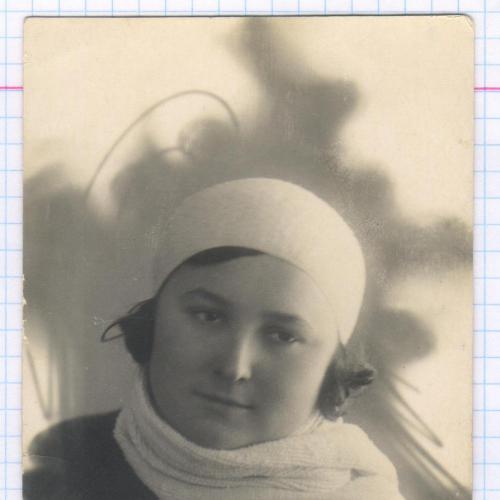 Фото. Портрет. Девушка в шапочке и шарфе. 1930-е. РДЧ