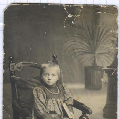 Фото. Визит. Дети. Девочка в кресле №1. 1910-е. РДЧ