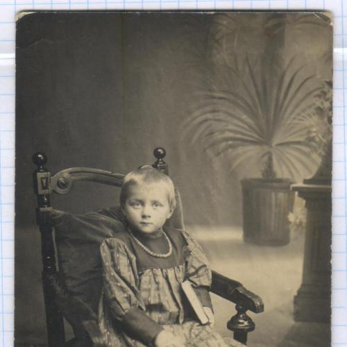 Фото. Визит. Дети. Девочка в кресле №2. 1910-е. РДЧ