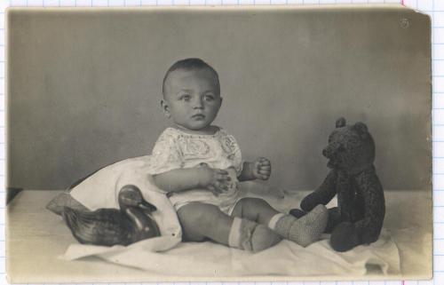Фото. Визит. Дети. Младенец. Игрушки. Плюшевый медведь №1.1938. РДЧ