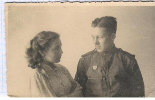 Фото. Военный. Солдат с девушкой. Знак Гвардия. 1947. РДЧ