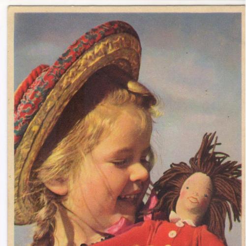 Открытка Девочка с куклой. Дети. Шляпа