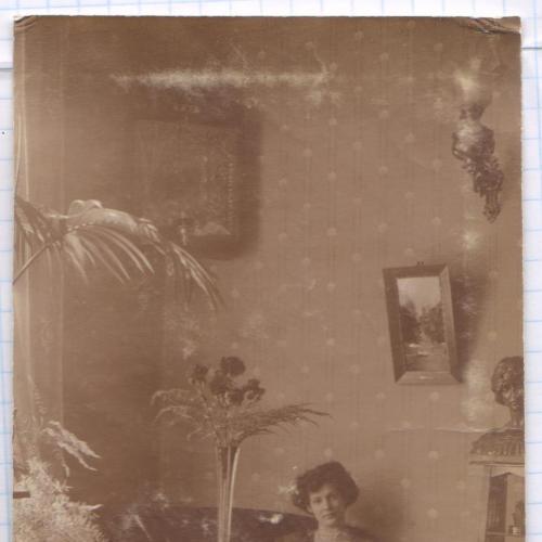 Старинное фото №112. Девушка в гостиной. Интерьер. 1910-е. рдч  