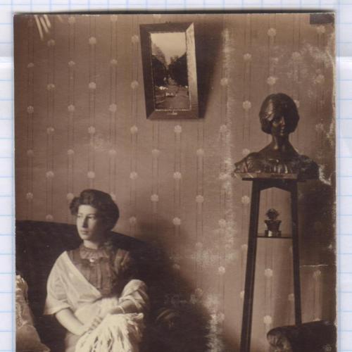 Старинное фото №115. Девушка. Шаль. Скульптура. Интерьер. 1910-е. рдч  