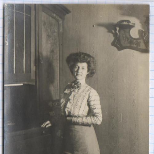 Старинное фото №123. Девушка. Интерьер. Мебель. 1910-е. рдч  