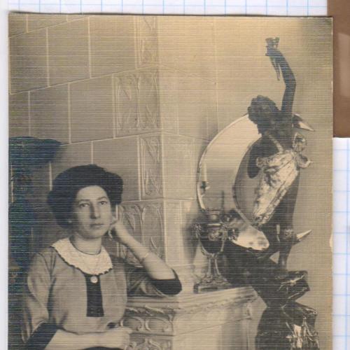 Старинное фото №124. Девушка. Камин. Скульптура. 1910-е. рдч  