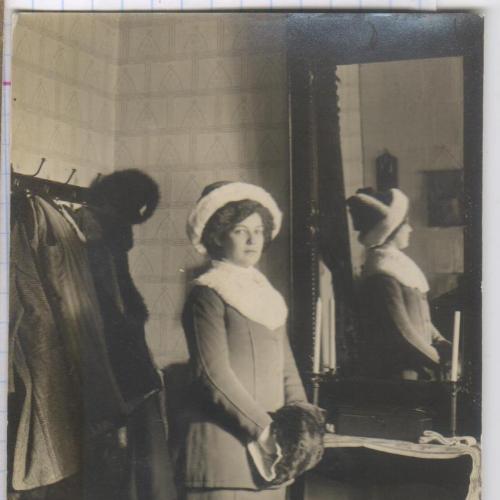 Старинное фото №125. Девушка в зимней одежде. Муфта. 1910-е. рдч  