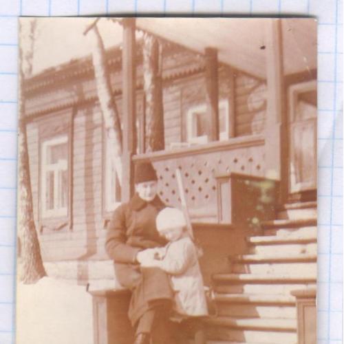 Старинное фото №159. Дети. Дедушка с внучкой на крыльце дома. ок.1910 г. рдч  