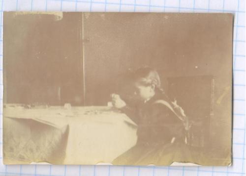Старинное фото №162. Дети. Девочка с косичками. Интерьер. ок.1910 г. рдч  
