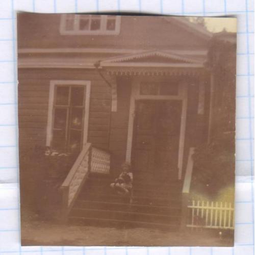 Старинное фото №167. Дети. Девочка на крыльце дома. ок.1910 г. рдч  