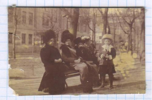 Старинное фото №177. Дамы в шляпах. Дети. Сквер. Мода. ок.1910 г. рдч  