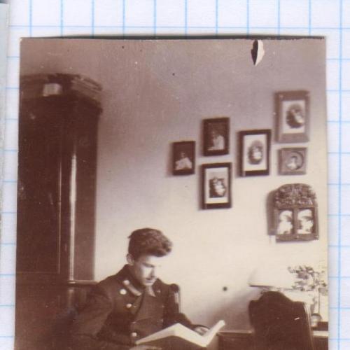 Старинное фото №184 Студент в шинели. Интерьер.1910-е . рдч  