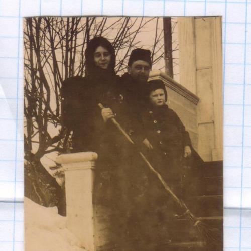 Старинное фото №206. Семья. Дети. Дама с метлой. ок.1910 г. рдч  