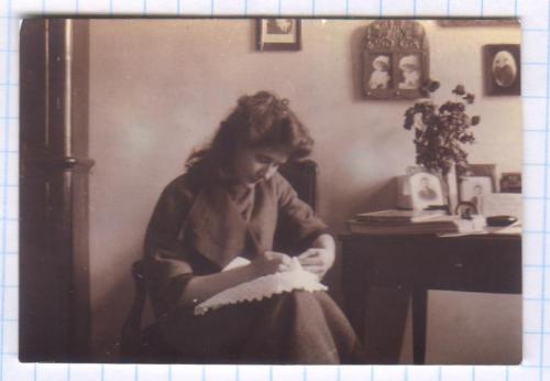 Старинное фото №208. Девушка вышивает. Интерьер. ок.1910 г. рдч  