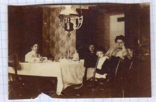 Старинное фото №209. Семья за обеденным столом. Интерьер. 1907 г. рдч  