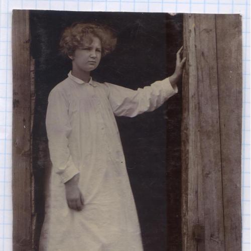 Старинное фото №101. Девочка спросонья в ночной сорочке.  1906-07 г. рдч 