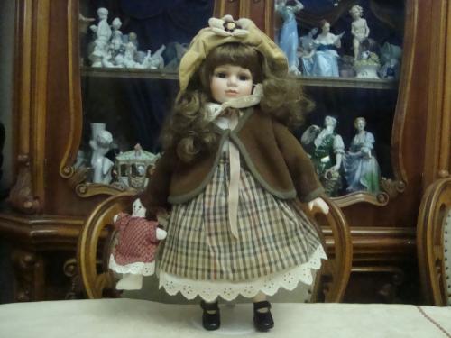 Фарфоровая Кукла с Игрушкой на Подставке LEONARDO Англия №8