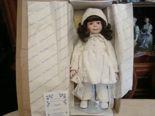  Фарфоровая Кукла Анжела - Снежинка На подставке ANQELA Новая Америка №27