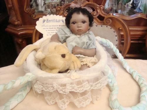 Очаровательная Фарфоровая Кукла в корзине с Львёнком Германия №40