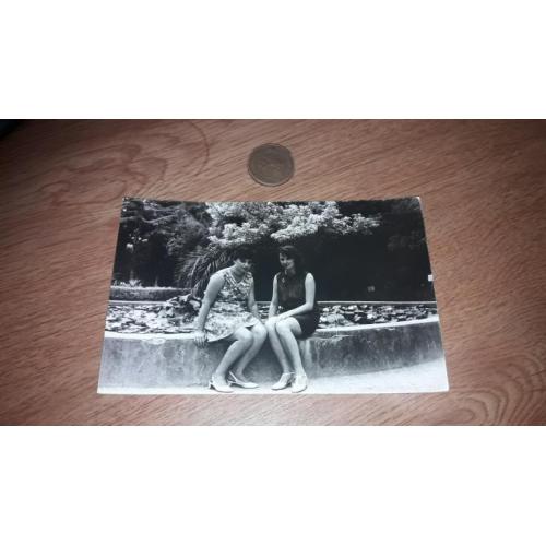 Фотокарточка 1960-е Девушки в мини у фонтана, Южное побережье