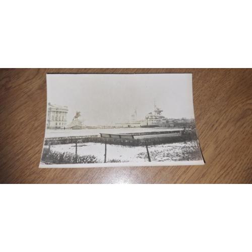 Фотокарточка Военный корабль в устье Невы у памятника Петру 1960-е