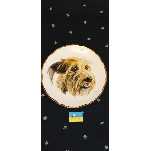 Анималистический портрет терьера на декоративной тарелке .