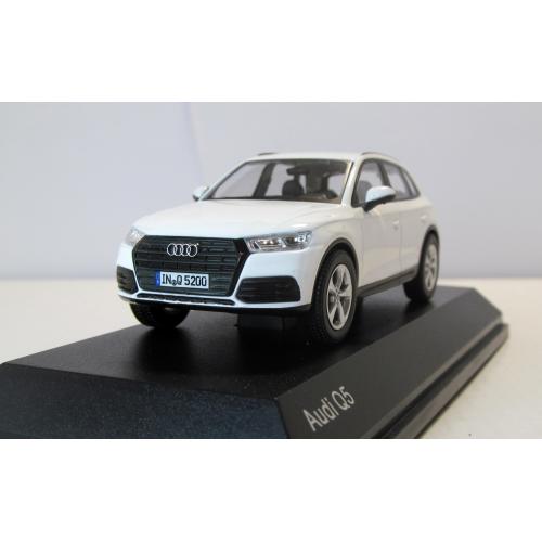 Audi Q5, iScale. 1:43 коробка и бокс. Ауди Q5, iScale белая