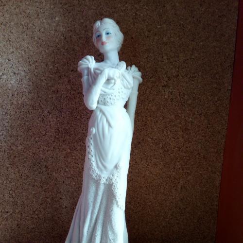 Изящная статуэтка девушки с веером , Италия , авторская работа