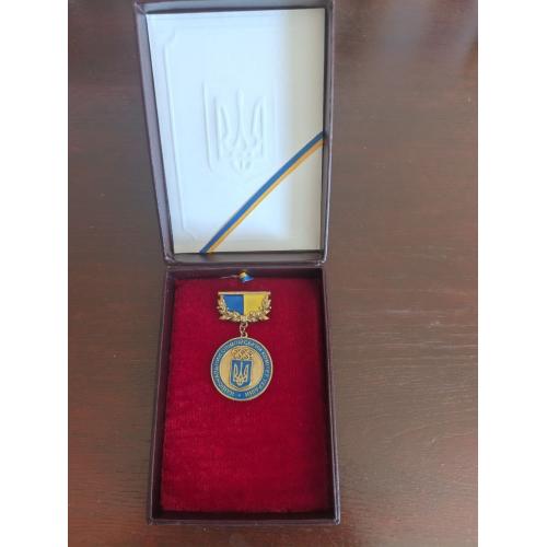 Відзнака  НАЦІОНАЛЬНОГО ОЛІМПІЙСЬКОГО КОМІТЕТУ УКРАЇНИ, в футлярі державного зразка