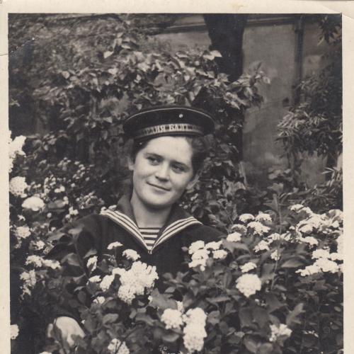 Фото. Девушка в гвардейской бескозырке. 1955 г.