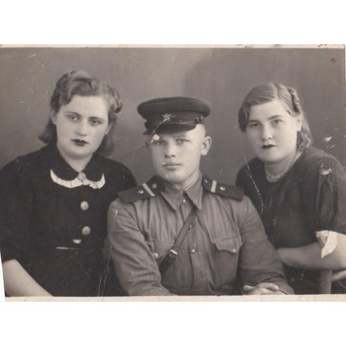 Фото. Ефрейтор войск НКВД с девушками. 1943 г.