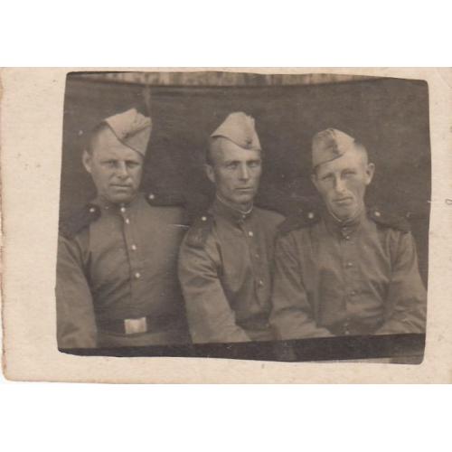 Фото. Группа солдат. Немецкий ремень, шифровки. Киев, 1946 г.