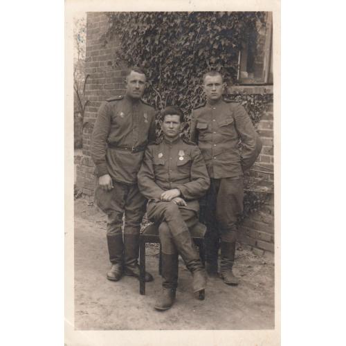 Фото. Группа солдат. Необычные кителя, медали, знаки. 1945 г.