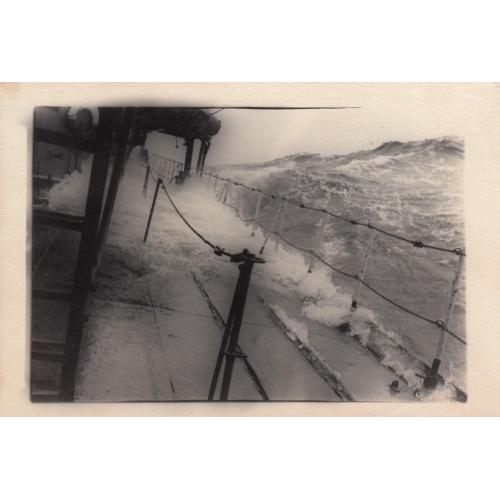 Фото. Крейсер "Ворошилов" в походе во время шторма. 1954 г.