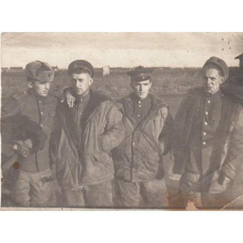 Фото. Летчики в лендлизовских куртках. 1949 г.