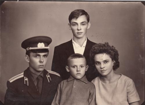 Фото. Лейтенант МВД с семьей. 1950-60 гг.