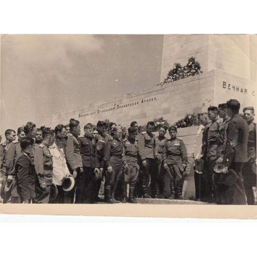 Фото. Отличники-комсомольцы Таврического ВО на Сапун-горе. 1949 г.