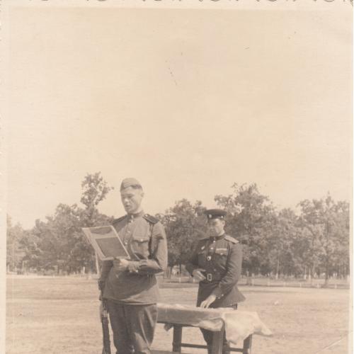 Фото. Солдат с карабином на присяге. 1950-е гг.